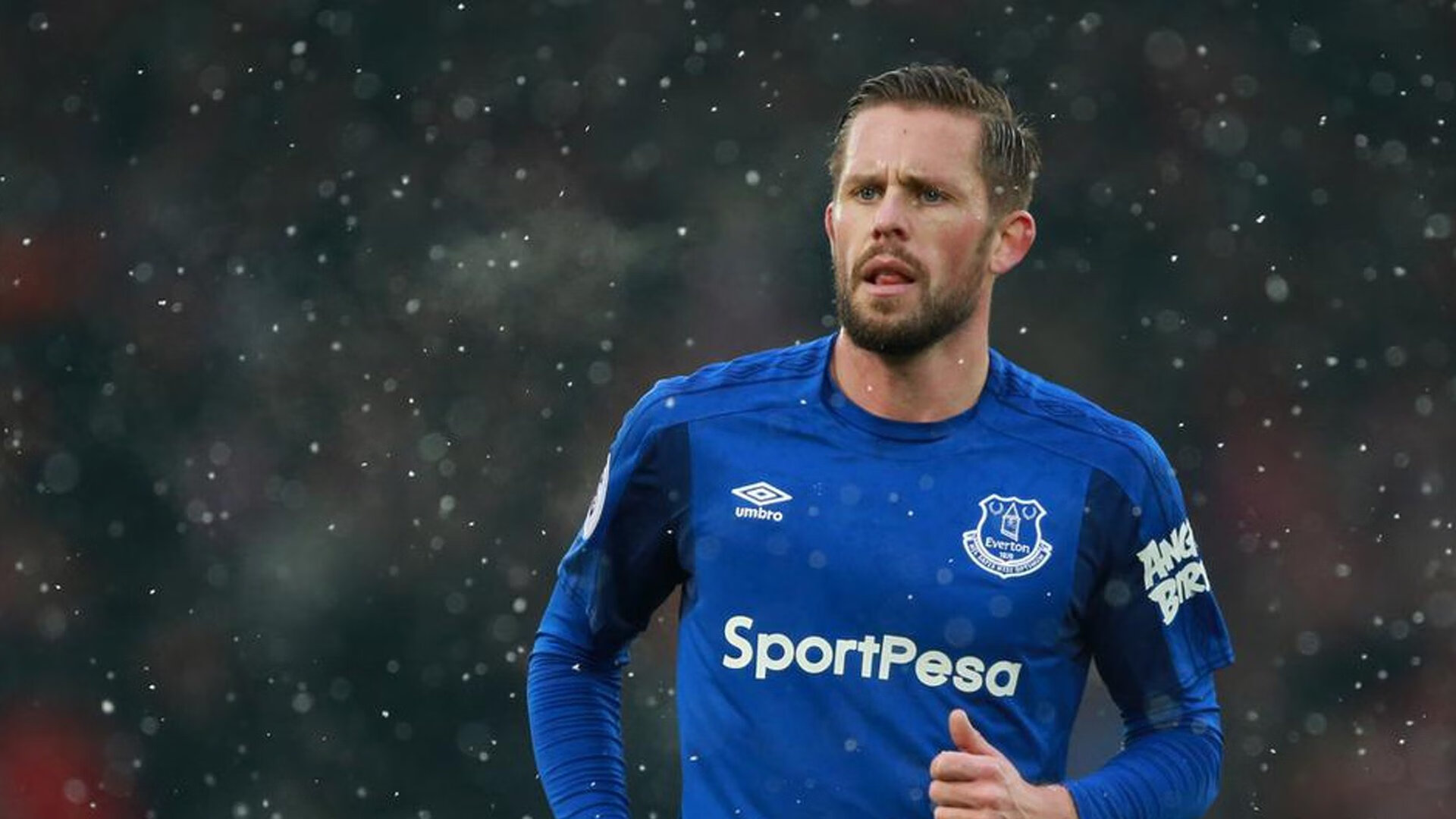 曼城的防线挑战逐渐加剧，队内球员如何应对更高压力，曼城战术打法